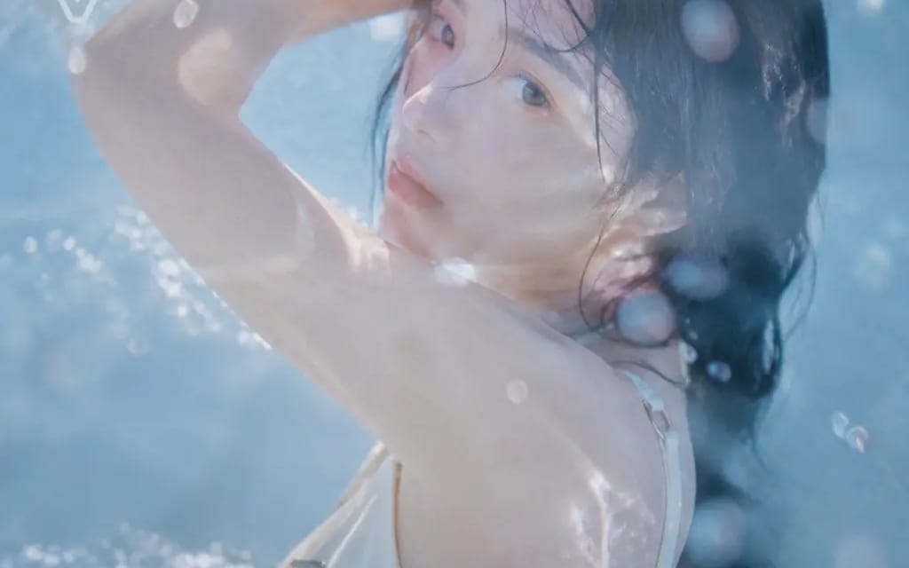 日系夏日水感写真，一位年轻女性角色，清透少女气质
