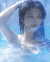 日系夏日水感写真，一位年轻女性角色，清透少女气质