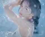 日系夏日水感写真，一位年轻女性角色，清透少女气质