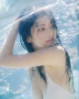 日系夏日水感写真，一位年轻女性角色，清透少女气质