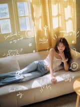 以参考人物为主体，生成一组夏日居家写真