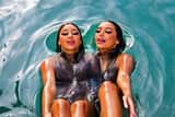 Video de la industria de la belleza: Flotando en la piscina