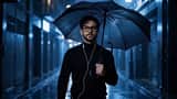 シネマティックなサイバーパンク：雨の路地での遭遇