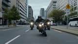Scène de course-poursuite cinématographique à moto à grande vitesse