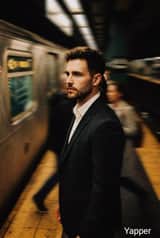 Prompt de Retrato de Thriller Cinematográfico no Metrô para Nano Banana 2