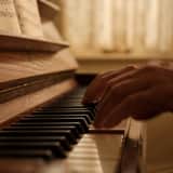 Homem Idoso Tocando Piano com Movimento Dinâmico de Câmera