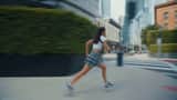 ハイパーダイナミックなアーバンストリートウェア動画プロンプト