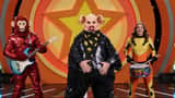 Prompt para presentador de hombre cerdo en estudio de TV infantil