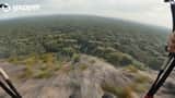 Prähistorische POV-Gleitschirm-Action