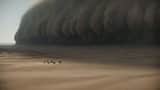 Epico convoglio sci-fi in una tempesta di sabbia nel deserto