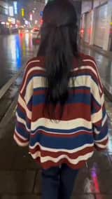 Shaky POV Vlog Prompt: Garota Inocente e Sedutora em Rua Molhada