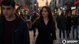 Sequência cinematográfica de mulher que distorce o tempo