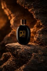 Photographie de produit cinématographique ultra-réaliste d'un flacon de parfum
