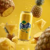 Photographie ultra-réaliste de canettes de soda commerciales