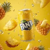 Photographie ultra-réaliste de canettes de soda commerciales