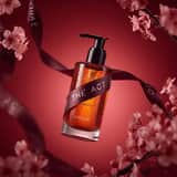 Photographie ultra-réaliste de produits d'huiles corporelles de luxe