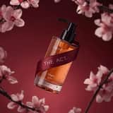 Photographie ultra-réaliste de produits d'huiles corporelles de luxe