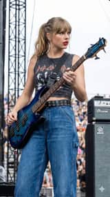 Portrait ultra-réaliste d'une bassiste en concert