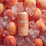 Photographie de produit ultra-réaliste de la canette de soda OLIPOP
