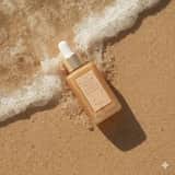 Photographie ultra-réaliste de produits de soin sur du sable de plage humide