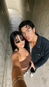 Selfie de Casal com Moda Urbana