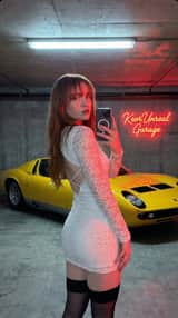 Selfie no Espelho da Garagem de Moda Urbana