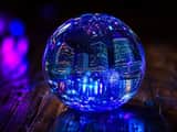 Orbe en résine UV luminescente représentant une ville