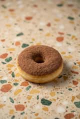 Photographie de produit en studio vertical d'un donut au chocolat (3 variations) (Duplicata)