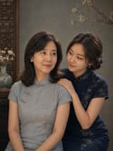 Retrato Vintage de Mãe e Filha de Qipao