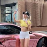 Prompt per la presentazione virale: Selfie con BMW rosa