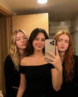 Prompt de Selfie no Espelho em Grupo, em Ambiente Interno Aconchegante, para Nano Banana Pro