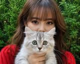 Primer plano de una mujer con un gatito
