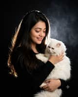 Retrato cinematográfico de mujer y gato