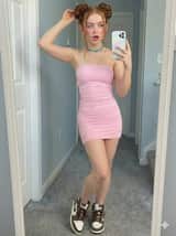 Selfie no espelho inspirada em Sadie Sink com vestido rosa pastel e tênis