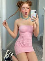 Selfie no espelho inspirada em Sadie Sink com vestido rosa pastel e tênis