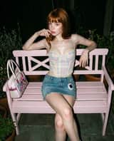 Y2K Nighttime Fashion Editorial พร้อมแฟลชตรง