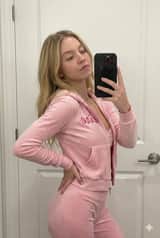 Selfie no espelho com agasalho de veludo Y2K