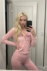 Selfie no espelho com agasalho de veludo Y2K