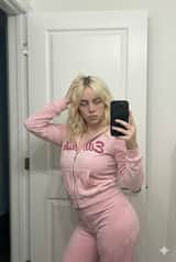 Selfie no espelho com agasalho de veludo Y2K
