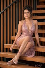 Mujer joven con vestido de lentejuelas en una escalera