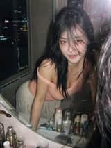 ภาพถ่ายพอร์ตเทรตแคนดิดในห้องน้ำยามค่ำคืน