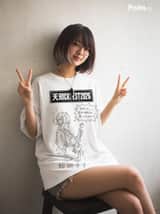 Mockup de camiseta com Yuru-kyara desenhado à mão