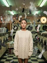 Zero-G Laundromat: Editorial de Moda Surreal