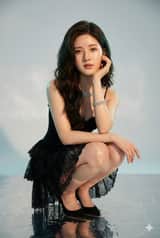 Retrato Gótico Chique de Zhao Lusi no Tapete Vermelho