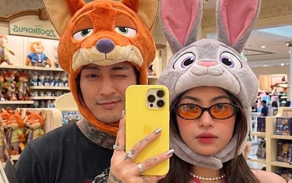 Prompt de Selfie no Espelho de Casal de Zootopia