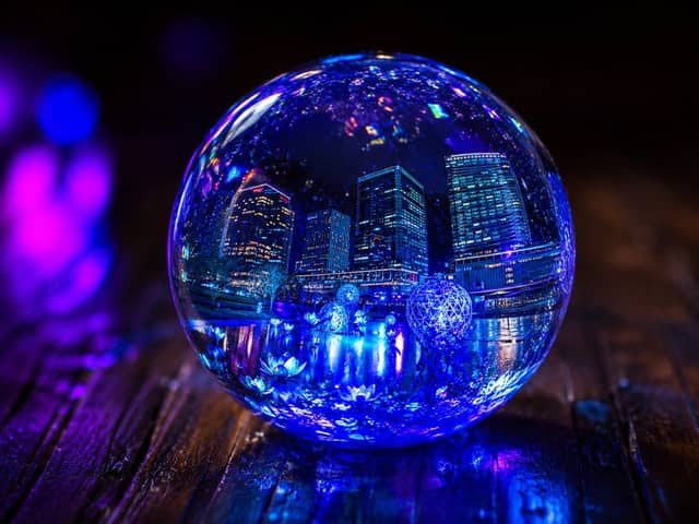 Orbe en résine UV luminescente représentant une ville