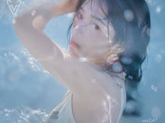 日系夏日水感写真,一位年轻女性角色,清透少女气质