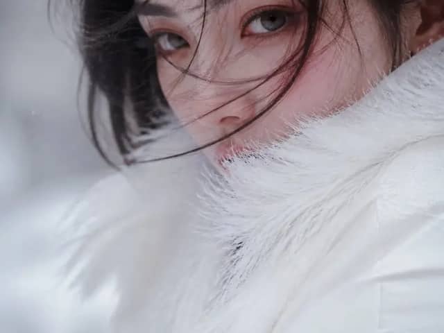 单人,一位东亚 INS 成年女网红,黑色长发松散盘起
