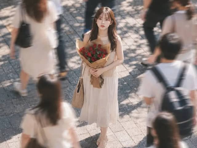 人波に止まる赤薔薇