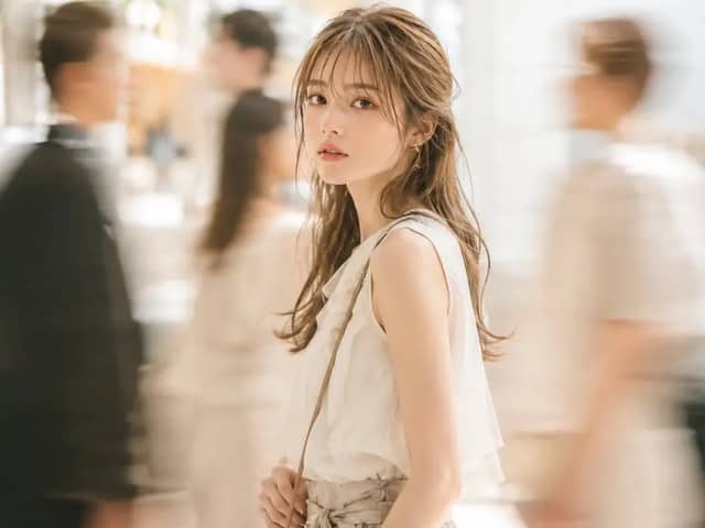 白昼の人波を振り返る